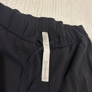 Women’s lululemon pants cropped size 6 25” inseam gently worn in black!